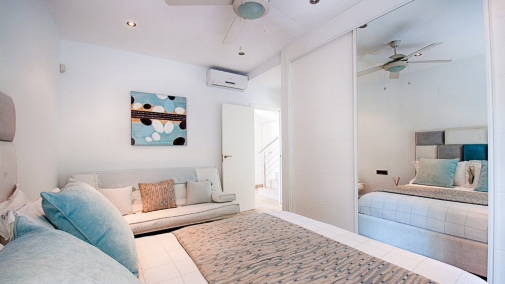 Beautiful contemporary villa with lovely sea views and 100% privacy