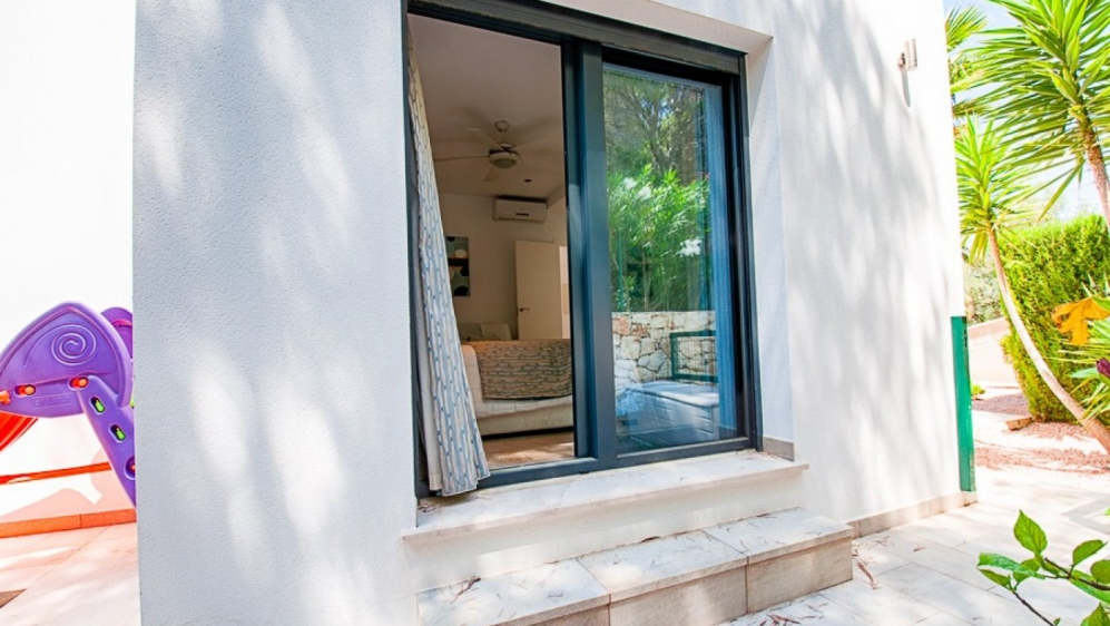 Beautiful contemporary villa with lovely sea views and 100% privacy