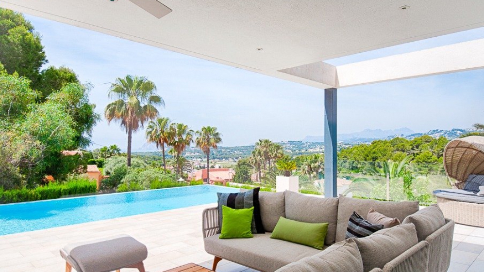 Beautiful contemporary villa with lovely sea views and 100% privacy