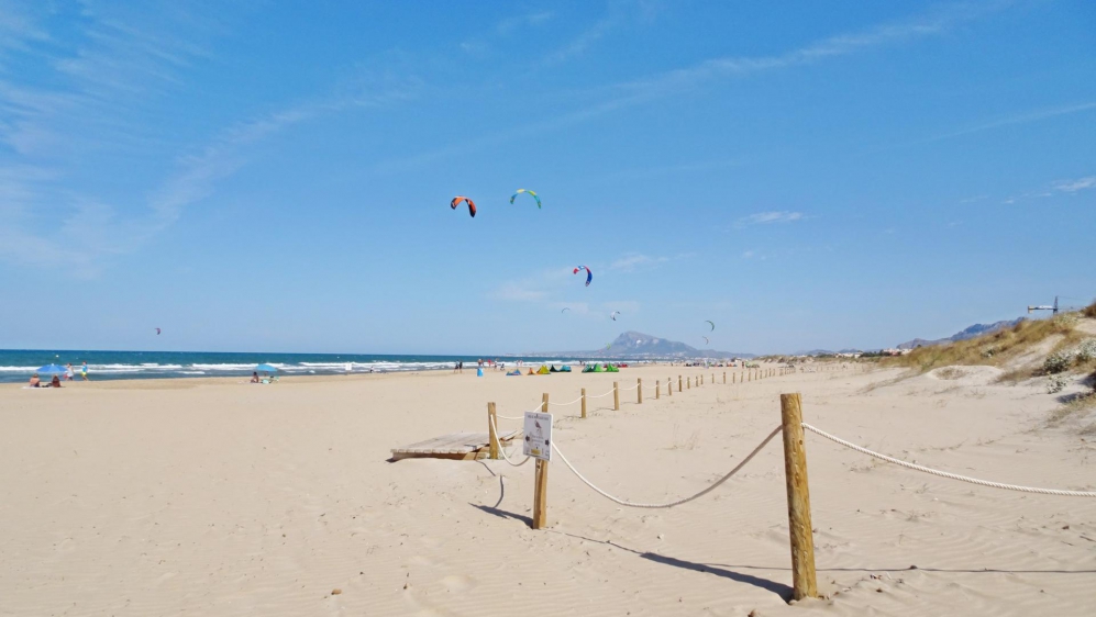 Uniek: Luxe nieuwbouw Ibiza stijl villa pal aan het schitterende zandstrand van Oliva