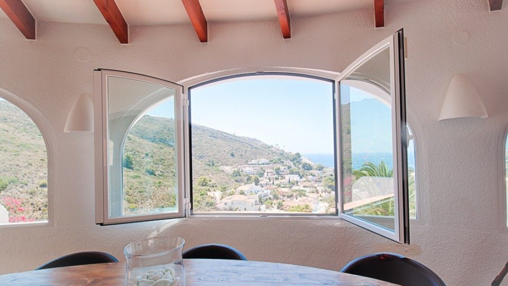 Fantastische en zeer sfeervolle villa met panoramisch zeezicht in het geliefde El Portet