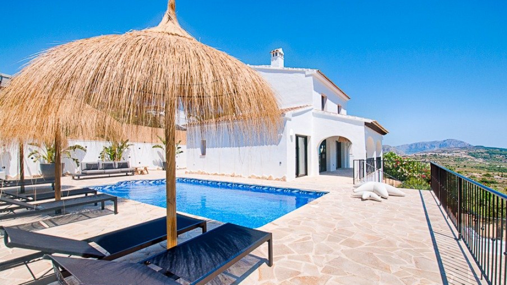 Sfeervolle Ibiza stijl villa met prachtig uitzicht op zee en de wijngaarden