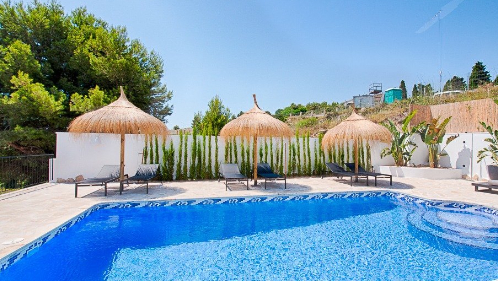 Sfeervolle Ibiza stijl villa met prachtig uitzicht op zee en de wijngaarden
