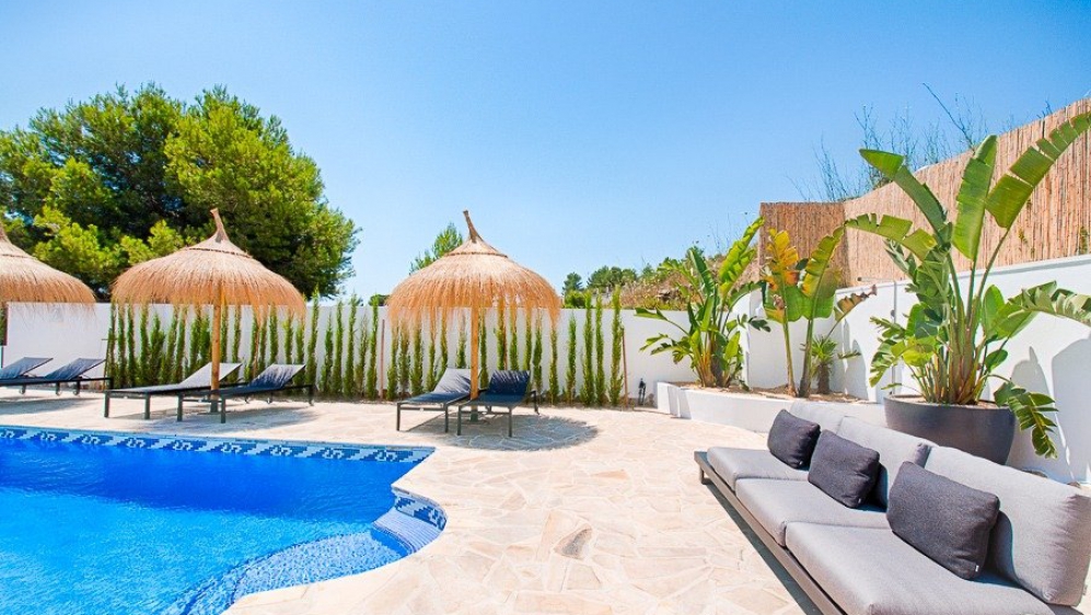 Sfeervolle Ibiza stijl villa met prachtig uitzicht op zee en de wijngaarden