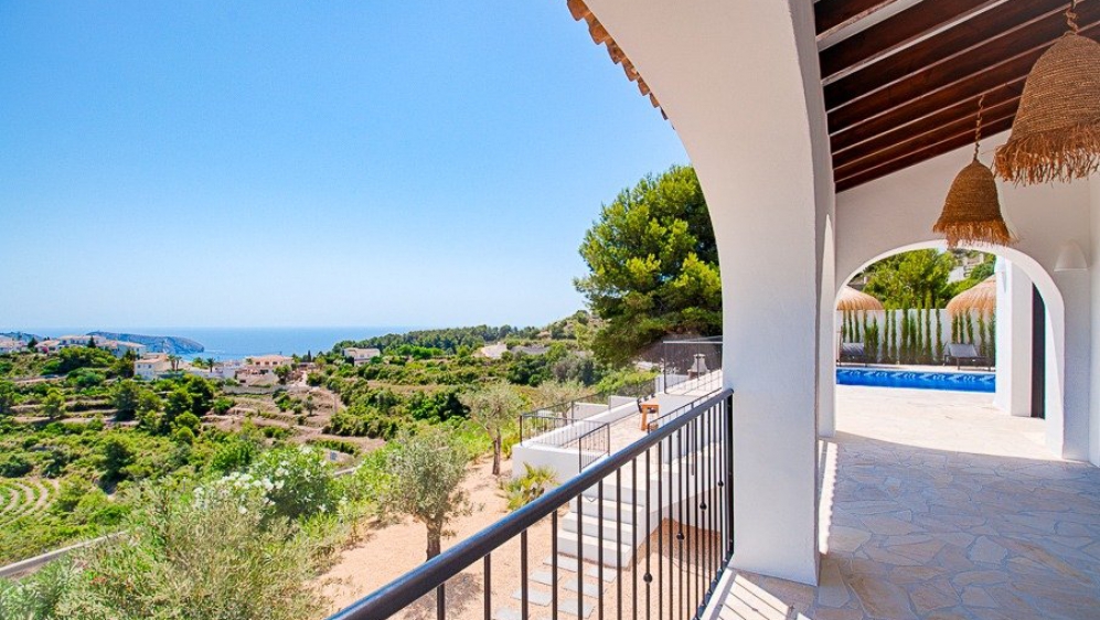 Sfeervolle Ibiza stijl villa met prachtig uitzicht op zee en de wijngaarden