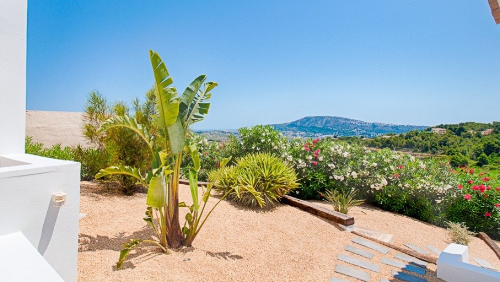 Sfeervolle Ibiza stijl villa met prachtig uitzicht op zee en de wijngaarden