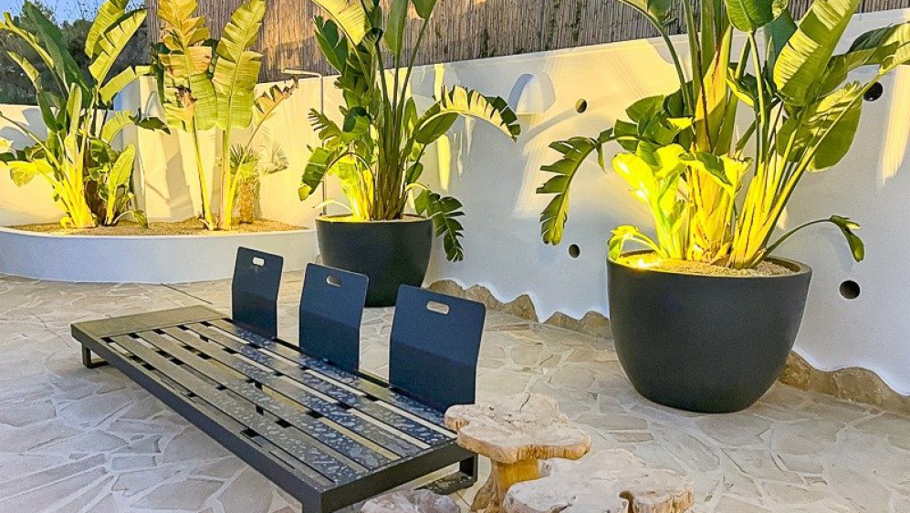 Sfeervolle Ibiza stijl villa met prachtig uitzicht op zee en de wijngaarden