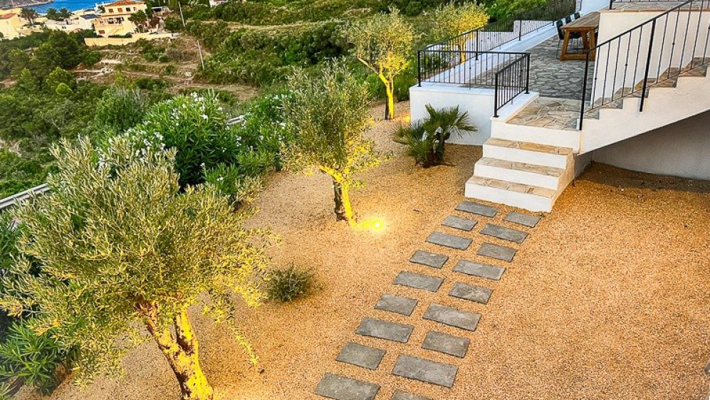 Sfeervolle Ibiza stijl villa met prachtig uitzicht op zee en de wijngaarden