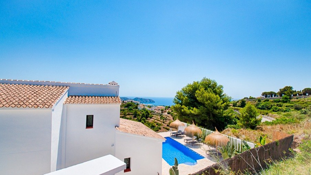 Sfeervolle Ibiza stijl villa met prachtig uitzicht op zee en de wijngaarden