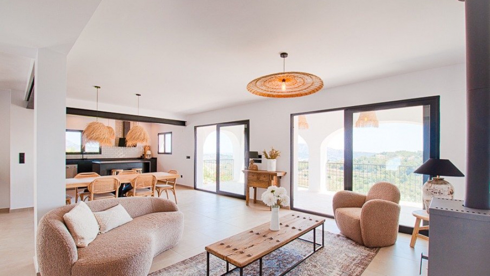Sfeervolle Ibiza stijl villa met prachtig uitzicht op zee en de wijngaarden