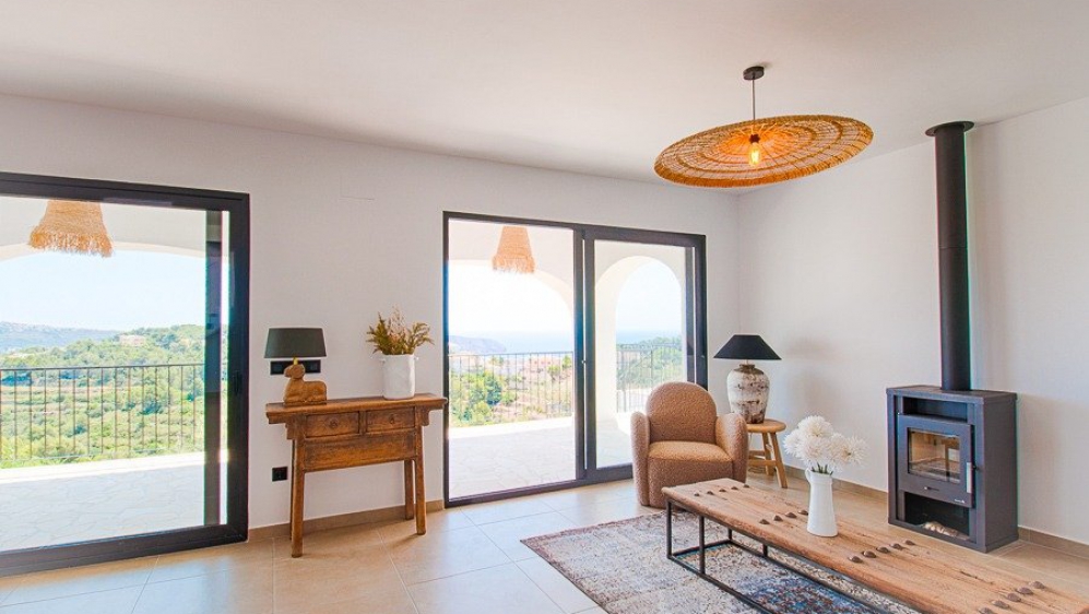 Sfeervolle Ibiza stijl villa met prachtig uitzicht op zee en de wijngaarden