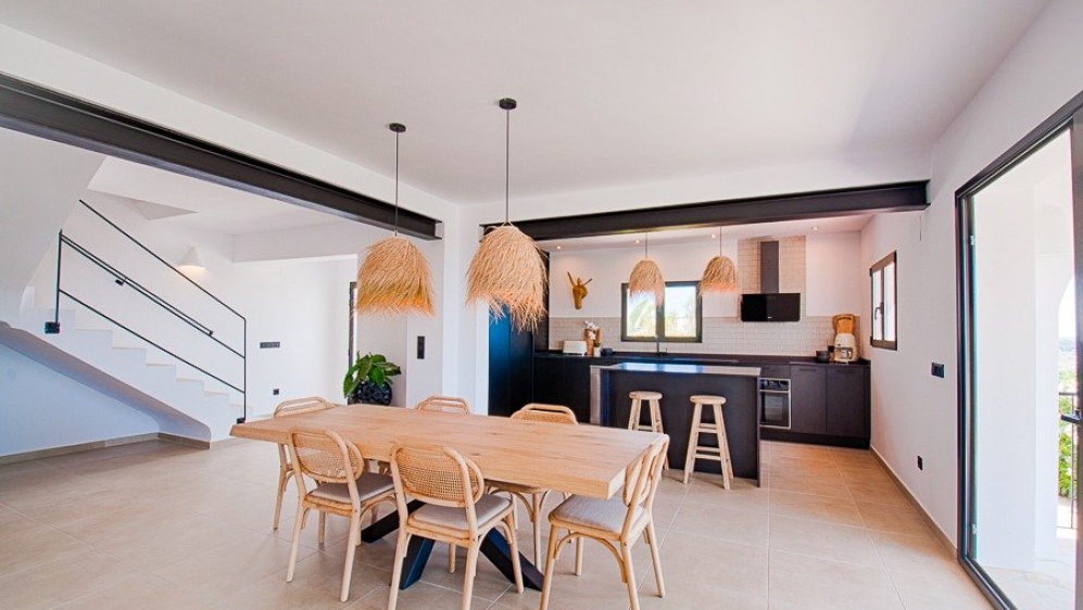 Sfeervolle Ibiza stijl villa met prachtig uitzicht op zee en de wijngaarden