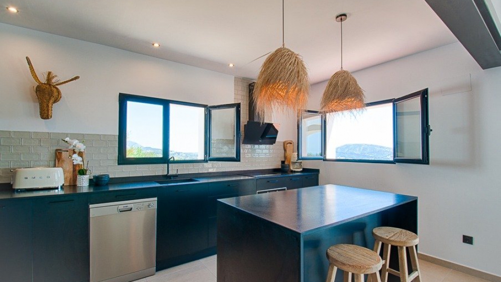 Sfeervolle Ibiza stijl villa met prachtig uitzicht op zee en de wijngaarden