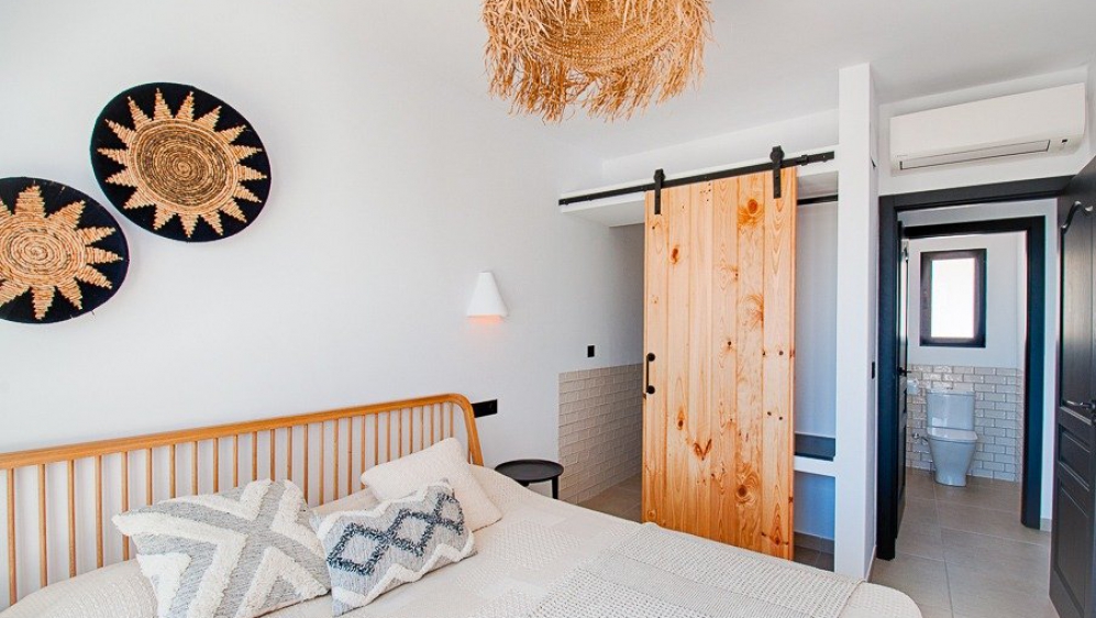 Sfeervolle Ibiza stijl villa met prachtig uitzicht op zee en de wijngaarden