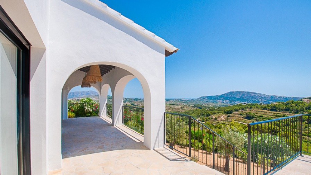 Sfeervolle Ibiza stijl villa met prachtig uitzicht op zee en de wijngaarden