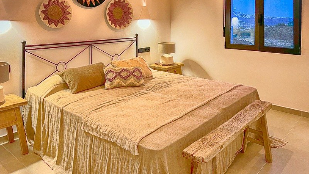 Sfeervolle Ibiza stijl villa met prachtig uitzicht op zee en de wijngaarden
