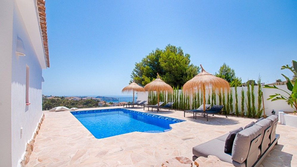 Sfeervolle Ibiza stijl villa met prachtig uitzicht op zee en de wijngaarden