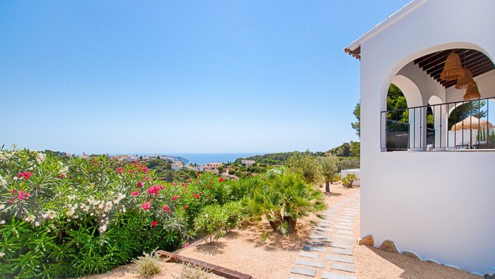 Sfeervolle Ibiza stijl villa met prachtig uitzicht op zee en de wijngaarden