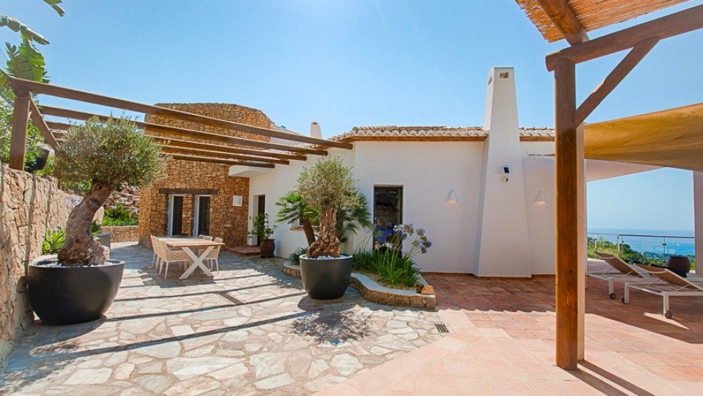 Super mooie Ibiza stijl villa met panoramisch zeezicht en 100% privacy in Moraira