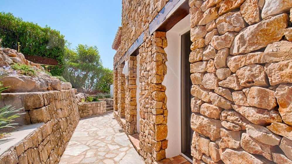 Super mooie Ibiza stijl villa met panoramisch zeezicht en 100% privacy in Moraira