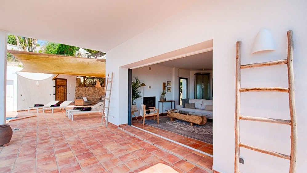 Super mooie Ibiza stijl villa met panoramisch zeezicht en 100% privacy in Moraira