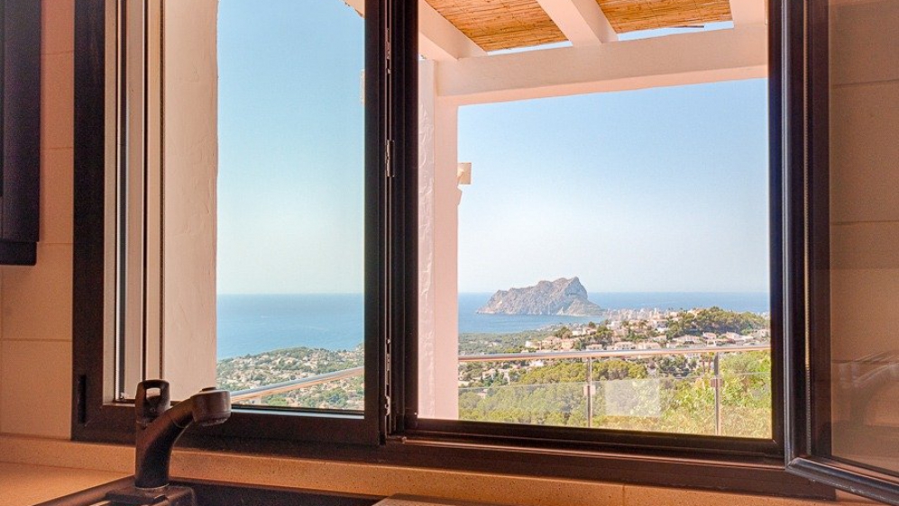 Super mooie Ibiza stijl villa met panoramisch zeezicht en 100% privacy in Moraira
