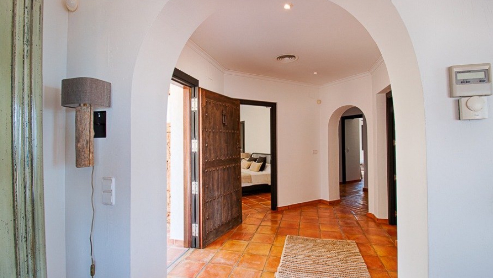 Super mooie Ibiza stijl villa met panoramisch zeezicht en 100% privacy in Moraira