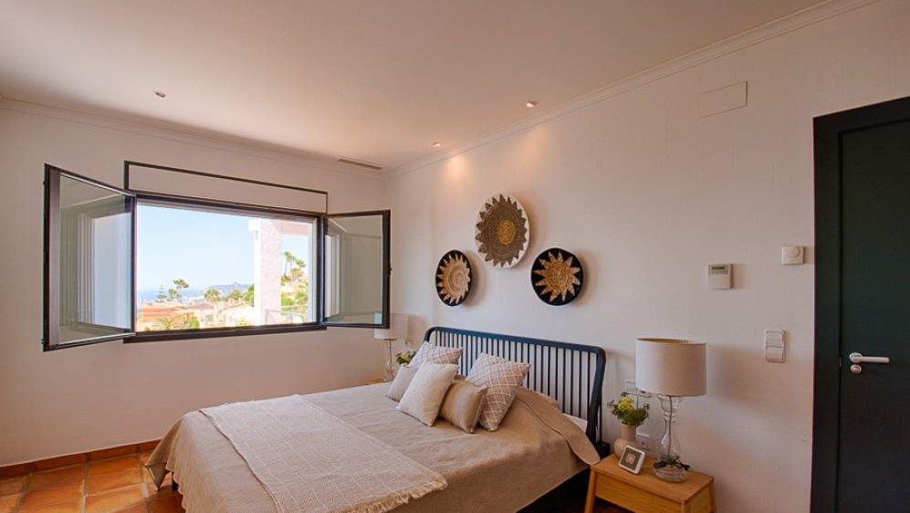Super mooie Ibiza stijl villa met panoramisch zeezicht en 100% privacy in Moraira