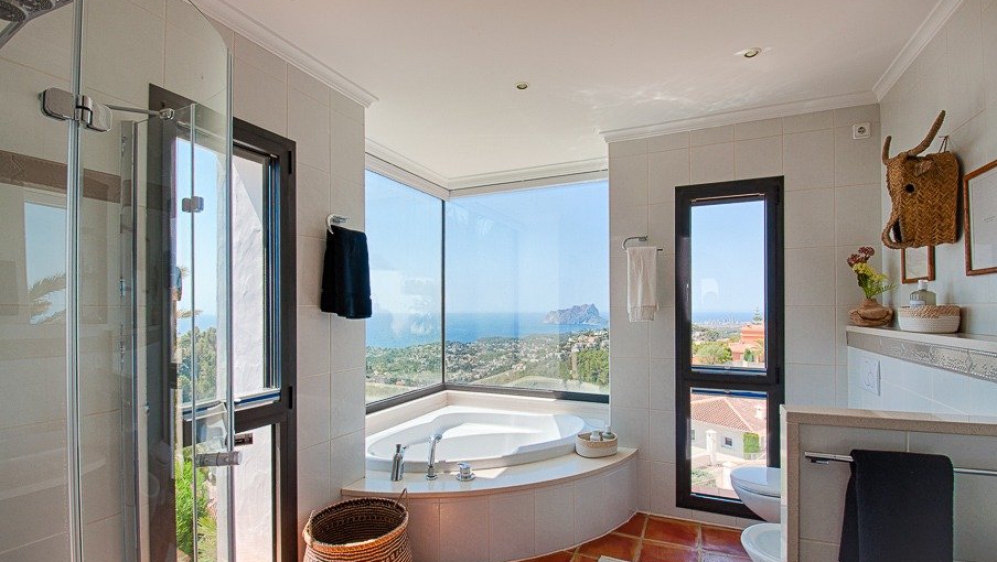 Super mooie Ibiza stijl villa met panoramisch zeezicht en 100% privacy in Moraira