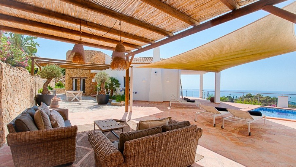 Super mooie Ibiza stijl villa met panoramisch zeezicht en 100% privacy in Moraira