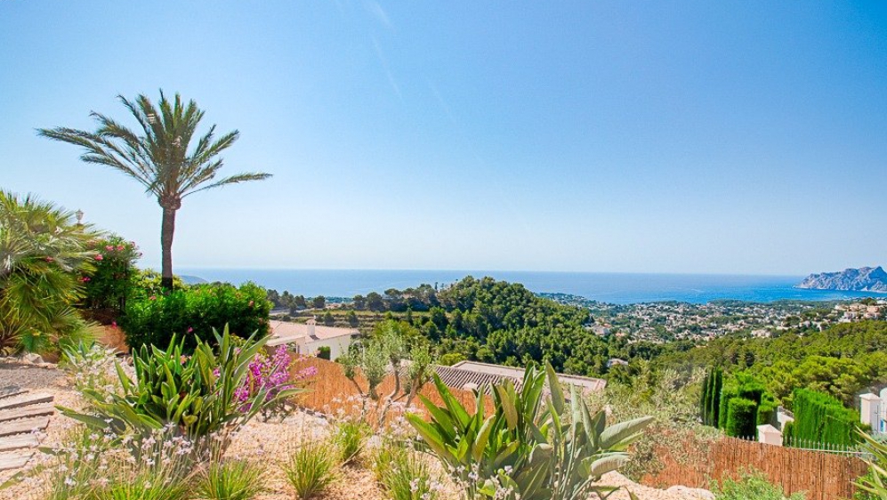 Super mooie Ibiza stijl villa met panoramisch zeezicht en 100% privacy in Moraira