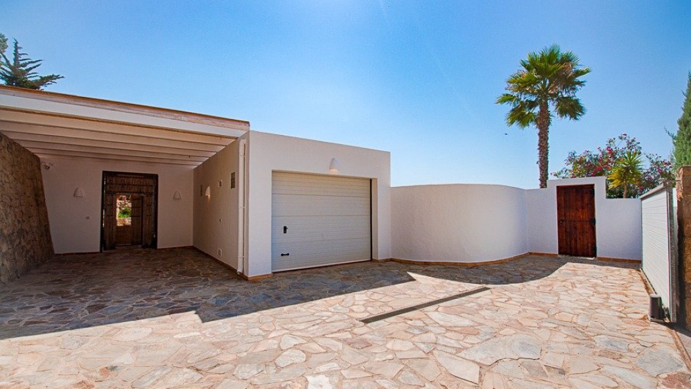 Super mooie Ibiza stijl villa met panoramisch zeezicht en 100% privacy in Moraira