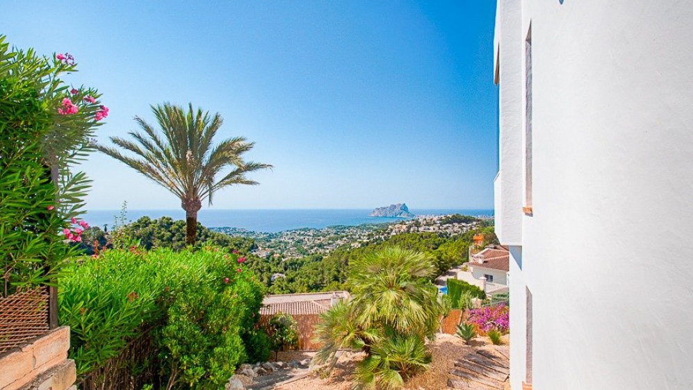 Super mooie Ibiza stijl villa met panoramisch zeezicht en 100% privacy in Moraira