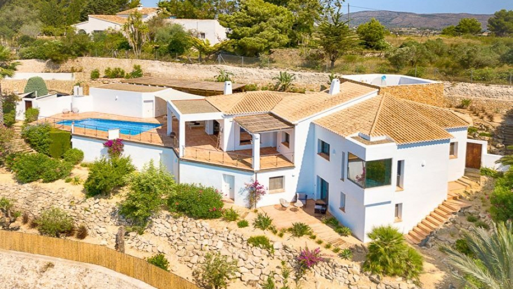 Super mooie Ibiza stijl villa met panoramisch zeezicht en 100% privacy in Moraira