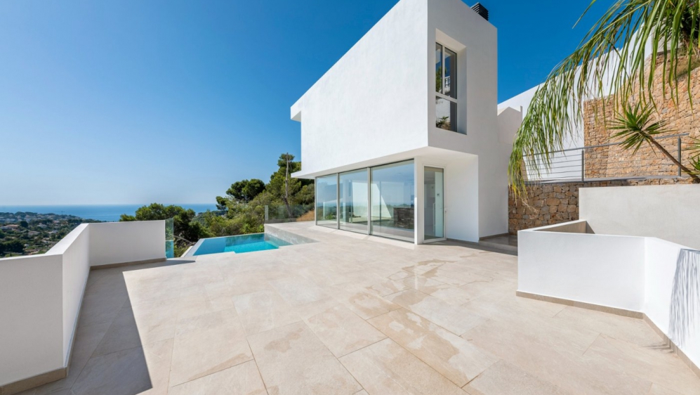 Nieuw gebouwde designer villa met strakke lijnen en fraai uitzicht op zee