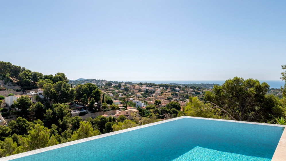 Nieuw gebouwde designer villa met strakke lijnen en fraai uitzicht op zee