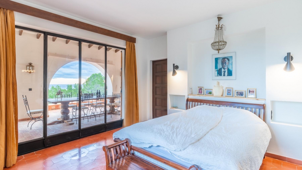 Superb renovated finca with many authentic details and stunning sea and mountain views