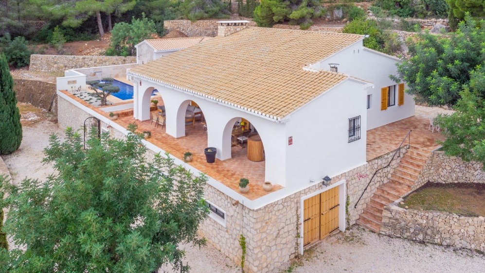 Schitterende gerenoveerde finca met veel authentieke details en prachtig uitzicht op zee en bergen