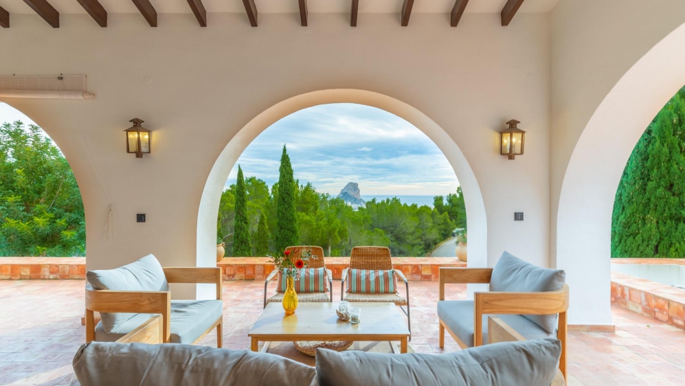 Superb renovated finca with many authentic details and stunning sea and mountain views