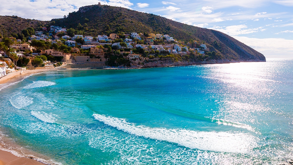 Super sfeervolle Mediterrane villa met veel potentieel op loopafstand van het strand