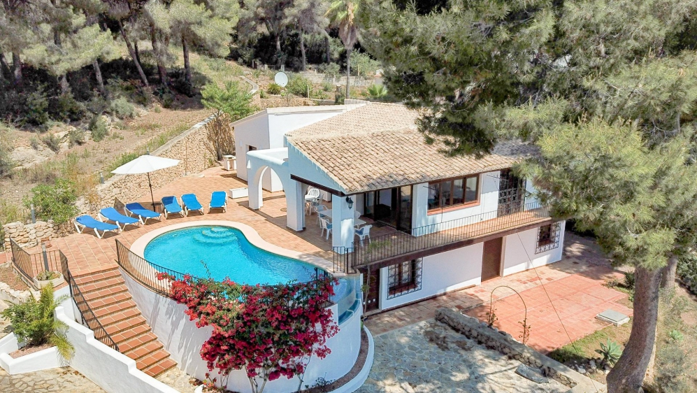 Beautiful Mediterranean villa with lots of potential at walking distance from the beach