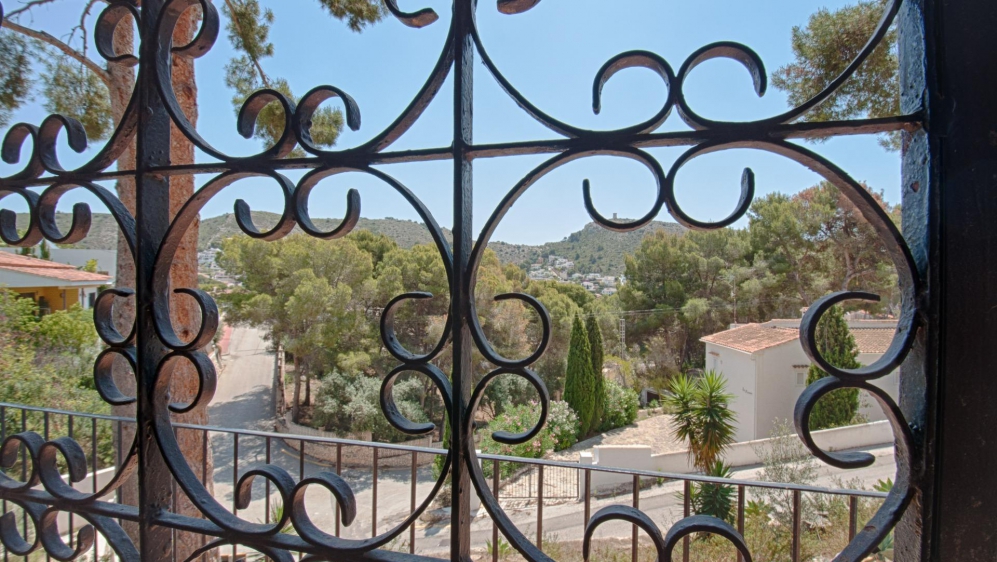 Beautiful Mediterranean villa with lots of potential at walking distance from the beach