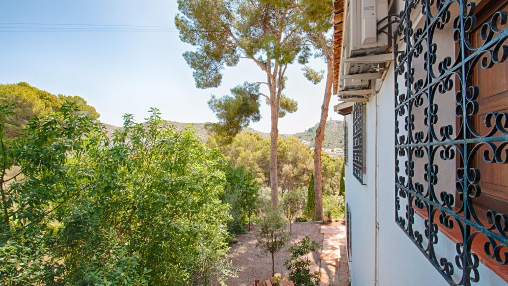 Super sfeervolle Mediterrane villa met veel potentieel op loopafstand van het strand