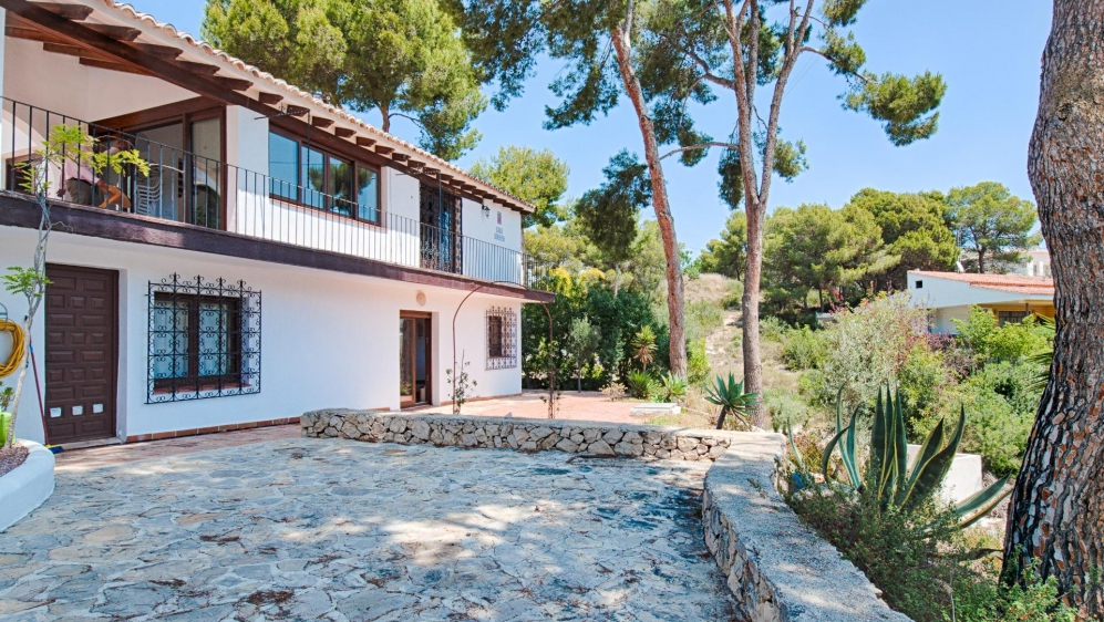 Beautiful Mediterranean villa with lots of potential at walking distance from the beach