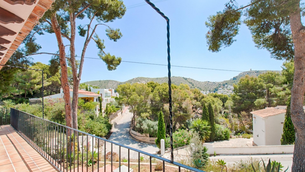 Beautiful Mediterranean villa with lots of potential at walking distance from the beach