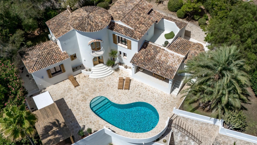 Schitterende volledig gerenoveerde Ibiza stijl villa met panoramisch zeezicht