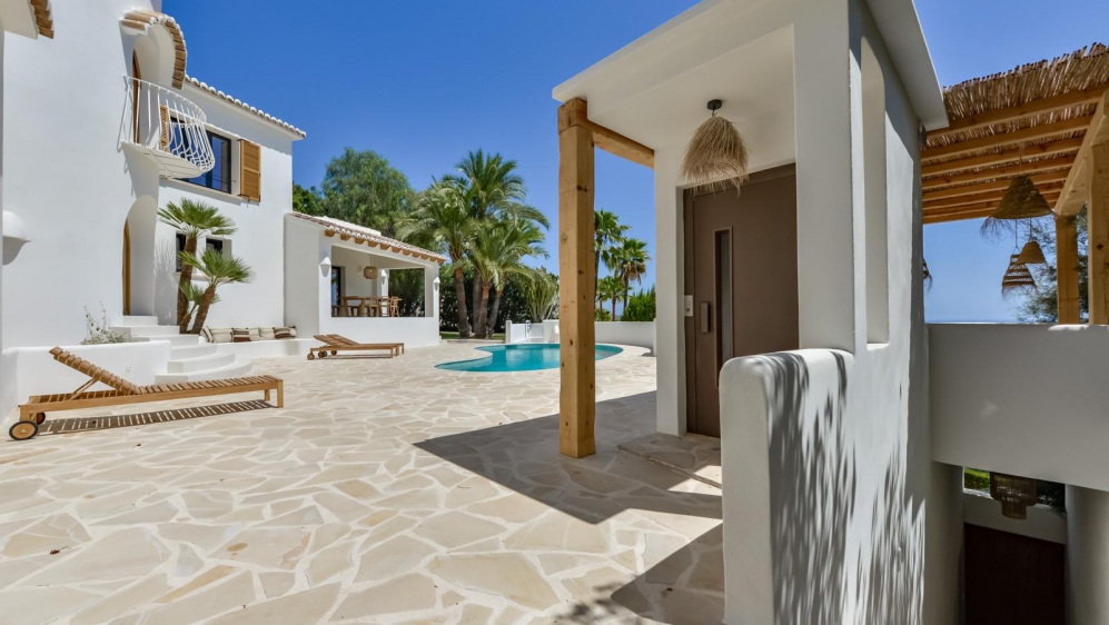 Schitterende volledig gerenoveerde Ibiza stijl villa met panoramisch zeezicht