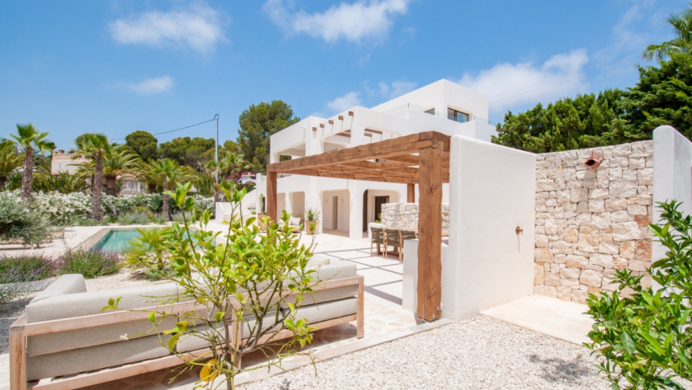 Luxe nieuwgebouwde Ibiza stijl villa op toplocatie Benissa