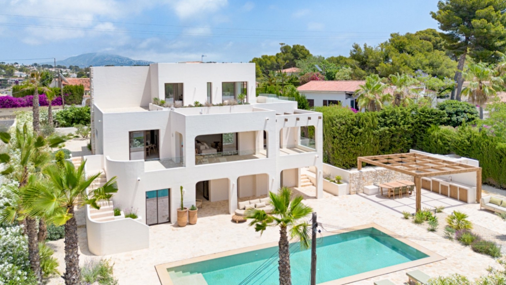 Luxe nieuwgebouwde Ibiza stijl villa op toplocatie Benissa