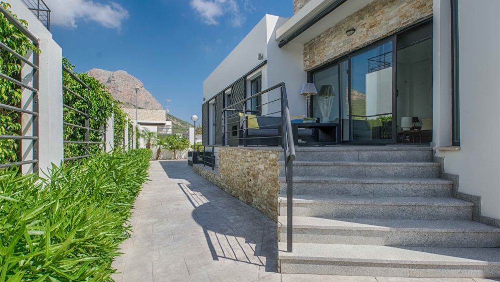 Immaculate contemporary 5 bedroom villa for sale in Polop